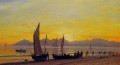 Booten an Land bei Sonnenuntergang luminism Albert Bierstadt
